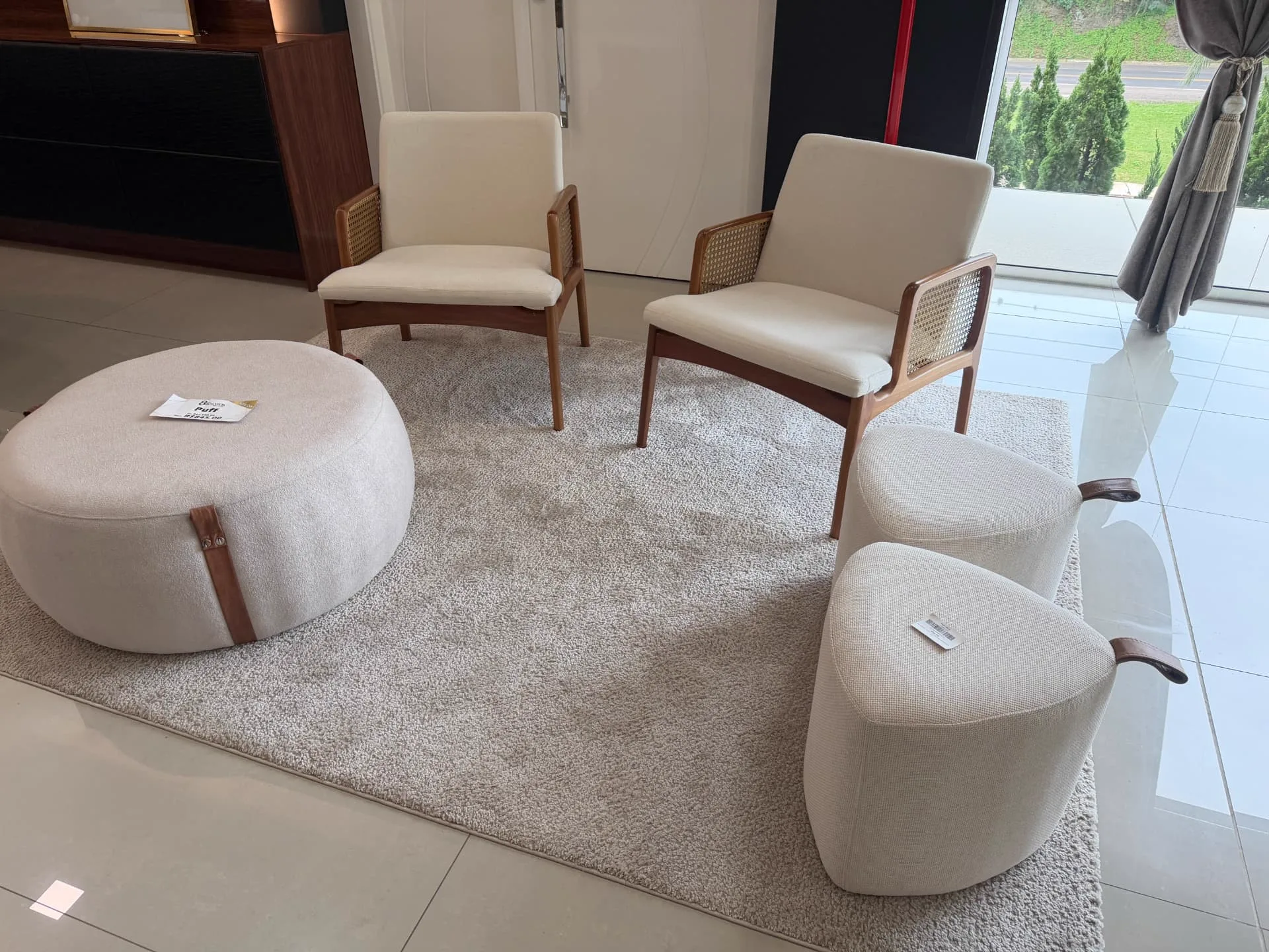Cantinho de leitura com poltronas de palhinha e puffs claros
