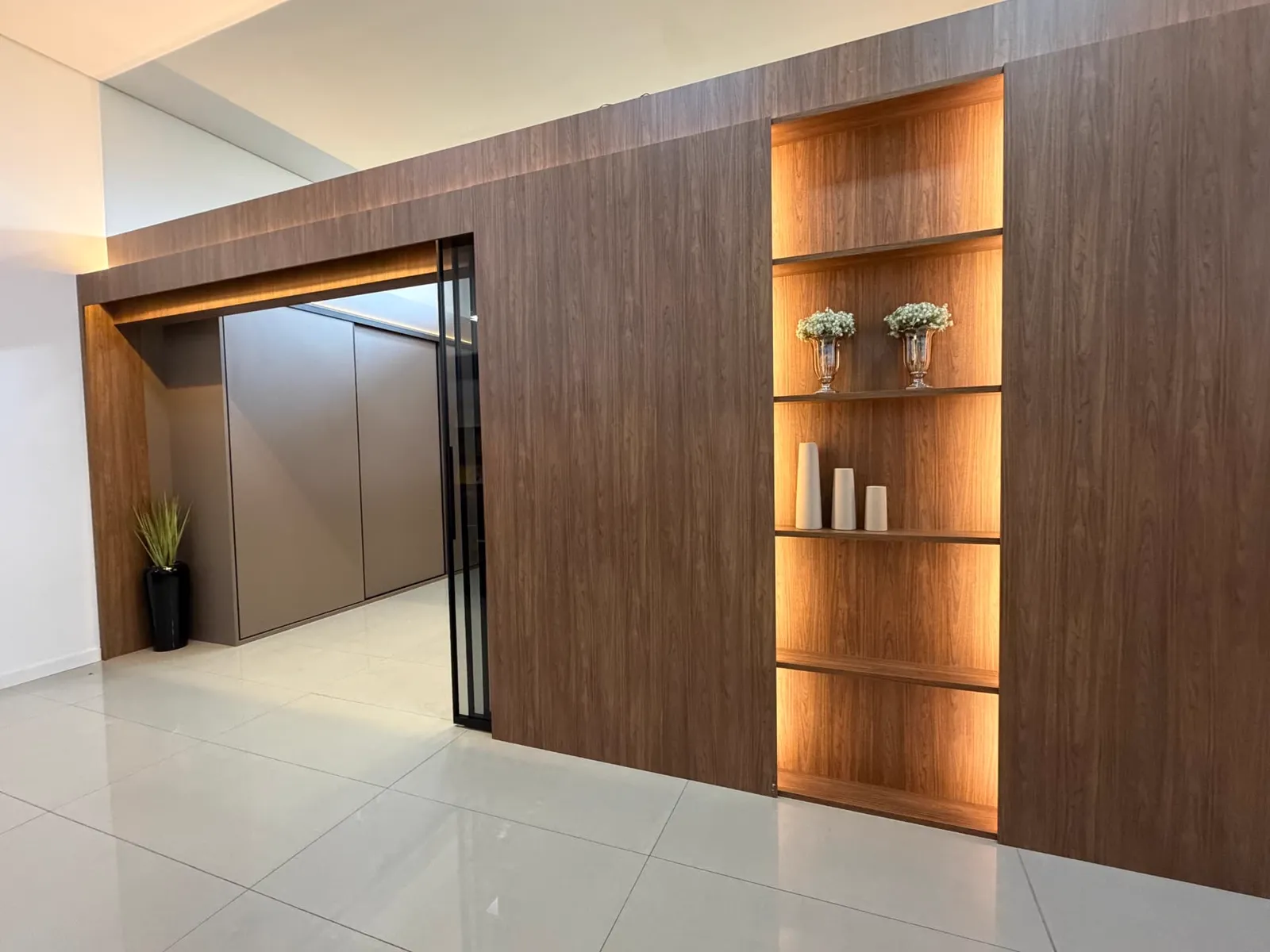Painel de madeira com nichos iluminados no showroom