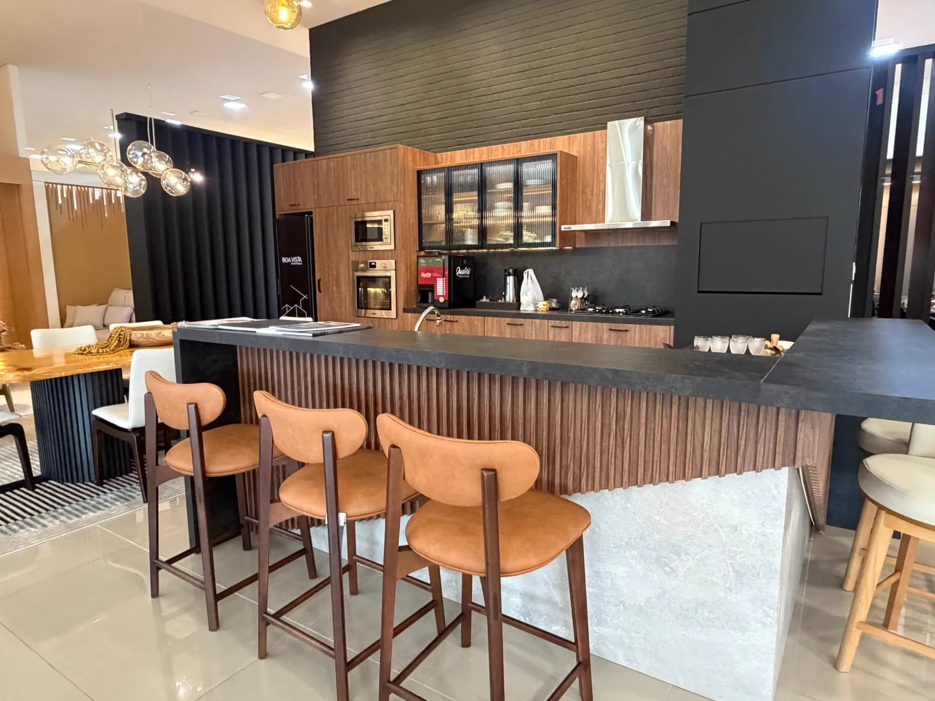 Showroom Boa Vista Home Design com cozinha e ilha montadas em tamanho real