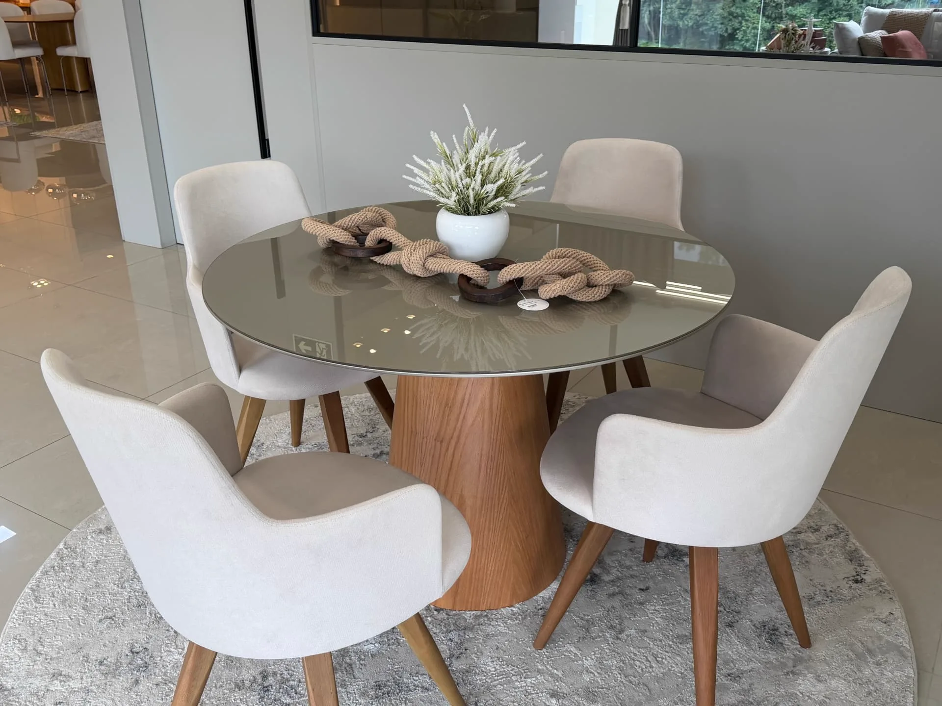 Mesa de jantar com tampo de vidro e base cônica em madeira